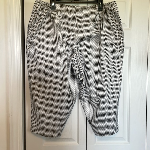 Women’s 22WP Talbots Black/White Basketweave Patterned Capris front pockets - Picture 8 of 10
